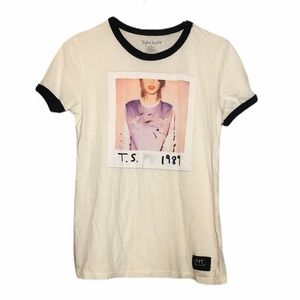 Taylor Swift 1989 Tour T-Shirt - Women’s Size Small